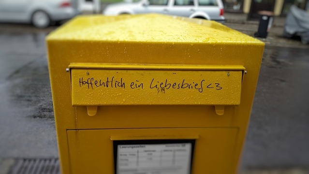 Nachsendeantrag stellen beim Umziehen. Nachsendeauftrag Post Bild