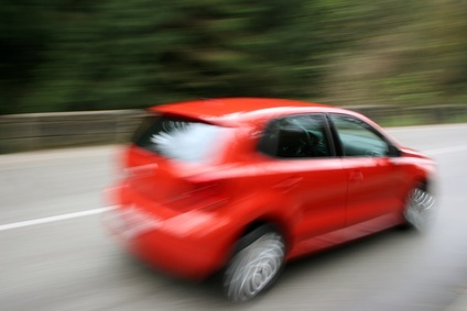 Zu schnell gefahren? Die Geschwindigkeit richtig einschätzen! - automovil autos autoverkehr bewegung brennstoff depth of field draußen focus grau grün hell kraftfahrzeug modern moving niemand rascasielos raserei rot schnell straßen tage tageslicht vehicle verwischen.